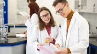 Podologia w praktyce | Studia podyplomowe w Gdańsku | Uniwersytet WSB Merito w Gdańsku: Studenci w laboratorium przyglądają się raportom