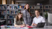 Wyniki wyszukiwania | Uniwersytet WSB Merito w Gdańsku: Studenci w bibliotece w formalnych strojach