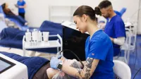 Kosmetologia | Studia I stopnia w Gdańsku | Uniwersytet WSB Merito w Gdańsku: Studentka wykonuje zabieg na pacjentce 