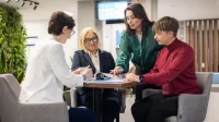Planowanie produkcji – nowoczesne   narzędzia: SAP S/4HANA, Siemens Opcenter APS | Studia podyplomowe w Gdańsku | Uniwersytet WSB Merito w Gdańsku: Słuchacze SP w holu 