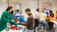 Projektowanie produktu i zarządzanie technologiami | Studia I stopnia w Gdańsku | Uniwersytet WSB Merito w Gdańsku: Studenci w laboratorium pracują aktywnie przy maszynach