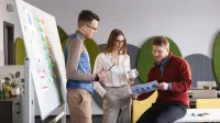 Kreowanie produktu | Studia I stopnia w Gdańsku | Uniwersytet WSB Merito w Gdańsku: Studenci na ćwiczeniach z wykładowcą podczas rozmowy