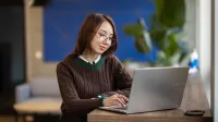 Wellbeing i bezpieczeństwo w pracy | Studia I stopnia w Gdańsku | Uniwersytet WSB Merito w Gdańsku: Studentka przy laptopie