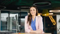 Psychologia polityki i komunikacja w kampaniach wyborczych | Studia podyplomowe w Gdańsku | Uniwersytet WSB Merito w Gdańsku: Kobieta w biurze w stroju biznesowym