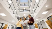 Home design | Studia I stopnia w Gdańsku | Uniwersytet WSB Merito w Gdańsku: Studenci w przestrzeni atrium