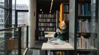 Bezpieczeństwo społeczne i pokojowe zarządzanie konfliktem | Studia podyplomowe w Gdańsku | Uniwersytet WSB Merito w Gdańsku: Kobieta w przestrzeni biblioteki