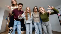 Dyplomacja i międzynarodowe relacje polityczno-prawne | Studia I stopnia w Gdańsku | Uniwersytet WSB Merito w Gdańsku: Studenci na korytarzu pozują do zdjęcia grupowego