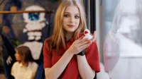 Marketing cyfrowy i grafika reklamowa | Studia I stopnia w Gdańsku | Uniwersytet WSB Merito w Gdańsku: Studentka pozuje z kaczuszką
