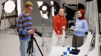 Komunikacja cyfrowa i media kreatywne | Studia II stopnia w Gdańsku | Uniwersytet WSB Merito w Gdańsku: Studenci w studio fotograficznym robią zdjęcia produktom