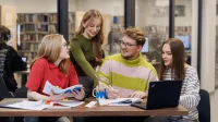 Projektowanie i inżynieria produktu | Studia I stopnia w Gdańsku | Uniwersytet WSB Merito w Gdańsku: Studenci pracują grupą nad zagadnieniem