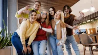 Marketing i sprzedaż | Studia II stopnia w Gdańsku | Uniwersytet WSB Merito w Gdańsku: Studenci zdjęcie grupowe w holu