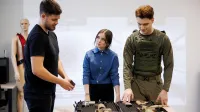 Technika kryminalistyczna | Studia I stopnia w Gdańsku | Uniwersytet WSB Merito w Gdańsku: Przeglądanie broni podczas warsztatów