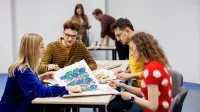 Design – projektowanie użytkowe | Studia I stopnia w Gdańsku | Uniwersytet WSB Merito w Gdańsku: studenci w czasie rozmowy