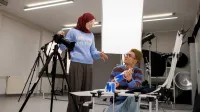 Komunikacja wizualna | Studia I stopnia w Gdańsku | Uniwersytet WSB Merito w Gdańsku: Studenci podczas fotografii produktowej