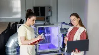 Inżynieria zarządzania energią odnawialną | Studia I stopnia w Gdańsku | Uniwersytet WSB Merito w Gdańsku: Studentki przy wiatraku w laboratorium