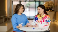 Analiza biznesowa wspomagana AI | Studia podyplomowe w Gdańsku | Uniwersytet WSB Merito w Gdańsku: Kobiety pracujące nad zagadnieniem