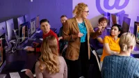 Kreowanie produktu | Studia I stopnia w Gdańsku | Uniwersytet WSB Merito w Gdańsku: Studenci przy komputerach i wykładowczyni 
