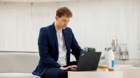 Negocjacje w biznesie (z certyfikatem FU) | Studia podyplomowe w Gdańsku | Uniwersytet WSB Merito w Gdańsku: Mężczyzna przy laptopie 