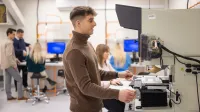 Inżynieria jakości i audytowania | Studia I stopnia w Gdańsku | Uniwersytet WSB Merito w Gdańsku: Student podczas warsztatów przy sprzęcie