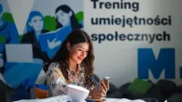 Logistyka i transport morski | Studia I stopnia w Gdańsku | Uniwersytet WSB Merito w Gdańsku: Studentka przy banerze treningu umiejętności społecznych