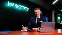 Projektowanie interfejsów graficznych | Studia podyplomowe w Gdańsku | Uniwersytet WSB Merito w Gdańsku: Słuchacz pod neonem "warsztaty"