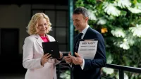 Efektywność energetyczna, odnawialne źródła energii i inne narzędzia prowadzące do transformacji energetycznej | Studia podyplomowe w Gdańsku | Uniwersytet WSB Merito w Gdańsku: Kobieta z mężczyzną podczas rozmowy