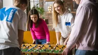 Dietetyka sportowa | Studia I stopnia w Gdańsku | Uniwersytet WSB Merito w Gdańsku: Studenci podczas gry w piłkarzyki