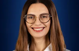 Kosmetologia | Studia I stopnia w Gdańsku | Uniwersytet WSB Merito w Gdańsku: Zdjęcie biznesowe uśmiechniętej brunetki w okularach