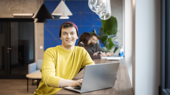 Informatyka | Studia I stopnia w Gdańsku | Uniwersytet WSB Merito w Gdańsku: Student przy laptopie