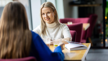 Pedagogika resocjalizacyjna z socjoterapią | Studia II stopnia w Gdańsku | Uniwersytet WSB Merito w Gdańsku: Studentki w kawiarni 