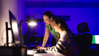 Programowanie | Studia I stopnia w Gdańsku | Uniwersytet WSB Merito w Gdańsku: Studentki siedzą wieczorem przy monitorze i pracują
