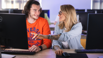 Komunikacja cyfrowa i media kreatywne | Studia II stopnia w Gdańsku | Uniwersytet WSB Merito w Gdańsku: studenci-przy-komputerach