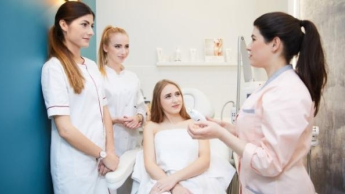 Podologia w praktyce | Studia podyplomowe w Gdańsku | Uniwersytet WSB Merito w Gdańsku: 4 panie kosmetolożki rozmawiają w gabinecie