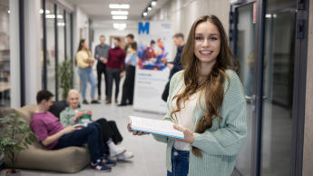 Wyniki wyszukiwania | Uniwersytet WSB Merito w Gdańsku: ksiazka-studentka-na-korytarzu