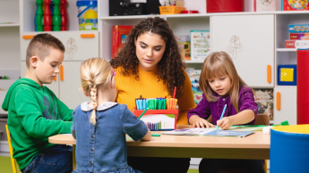 Pedagogika przedszkolna i wczesnoszkolna | Studia jednolite magisterskie w Gdańsku | Uniwersytet WSB Merito w Gdańsku: pedagog z dziećmi prowadzi zajęcia w przedszkolu