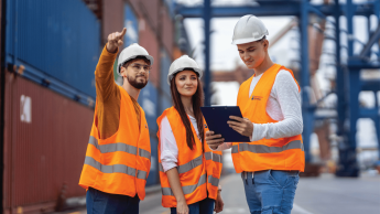Menedżer logistyki | Studia II stopnia ze studiami podyplomowymi  | Uniwersytet WSB Merito w Gdańsku: Logistycy w strojach służbowych w pracy