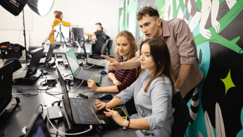 Animacja i efekty specjalne | Studia I stopnia w Gdańsku | Uniwersytet WSB Merito w Gdańsku: Studenci w pracowni komputerowej