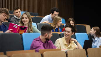 Translatoryka - język angielski | Studia II stopnia ze studiami podyplomowymi  | Uniwersytet WSB Merito w Gdańsku: rozmowa-studenci-aula