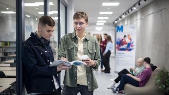 Rachunkowość i controlling | Studia II stopnia w Gdańsku | Uniwersytet WSB Merito w Gdańsku: Dwóch chłopaków rozmawia na uczelni