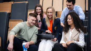 Information Technology | Studia I stopnia w Gdańsku | Uniwersytet WSB Merito w Gdańsku: Grupa studentów w sali wykładowej