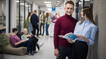 Psychologia kliniczna z psychoterapią | Studia jednolite magisterskie w Gdańsku | Uniwersytet WSB Merito w Gdańsku: Studenci na korytarzu na uczelni