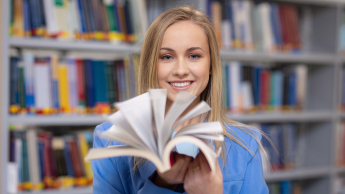 Translatoryka - język angielski | Studia II stopnia w Gdańsku | Uniwersytet WSB Merito w Gdańsku: studentka-biblioteka-ksiazka