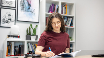 Bezpieczeństwo energetyczne i odnawialne źródła energii | Studia II stopnia w Gdańsku | Uniwersytet WSB Merito w Gdańsku: studentka-ksiazka-biblioteka