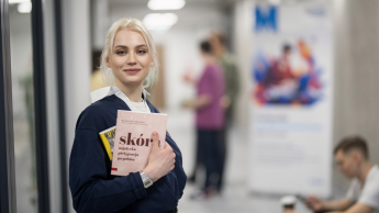 Zarządzanie w ochronie zdrowia | Studia II stopnia w Gdańsku | Uniwersytet WSB Merito w Gdańsku: studentka-ksiazka