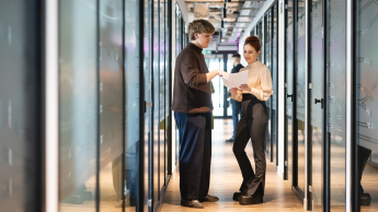 Agile – zwinne metodyki zarządzania   projektami | Studia podyplomowe w Gdańsku | Uniwersytet WSB Merito w Gdańsku: SP uczestnicy rozmowa uczelnia