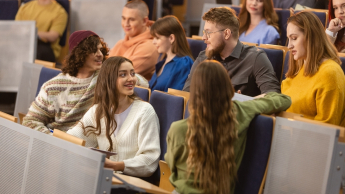 Filologia angielska z językiem niemieckim | Studia I stopnia w Gdańsku | Uniwersytet WSB Merito w Gdańsku: Studenci w auli rozmawiają ze sobą