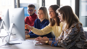 Bezpieczeństwo systemów teleinformatycznych | Studia II stopnia w Gdańsku | Uniwersytet WSB Merito w Gdańsku: Grupa studentów siedzi przy komputerach