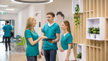 Pielęgniarstwo | Studia I stopnia w Gdańsku | Uniwersytet WSB Merito w Gdańsku: studenci w czasie rozmowy