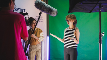 Animacja i efekty specjalne | Studia I stopnia w Gdańsku | Uniwersytet WSB Merito w Gdańsku: Studenci kręcą materiał w studio filmowo-fotograficznym