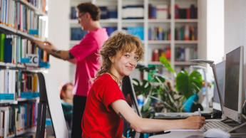 Psychologia kliniczna z psychoterapią | Studia jednolite magisterskie w Gdańsku | Uniwersytet WSB Merito w Gdańsku: Studentka przy komputerze w bibliotece